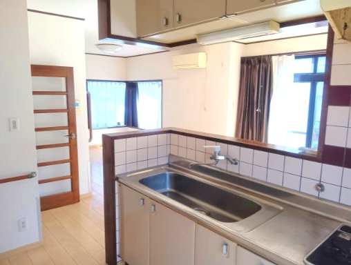 売中古戸建　藤枝市時ケ谷のキッチン|料理をしながらリビングの様子が見えるので安心できますね！