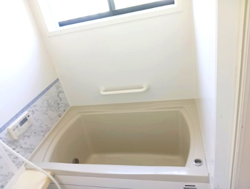 売中古戸建　藤枝市時ケ谷の浴室|白を基調としているので、見た目が明るく清潔感があるため、入るだけで気分がすっきりしやすいという魅力があります！