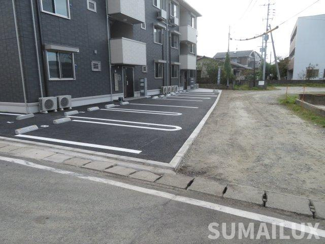 エウレカ国府の駐車場