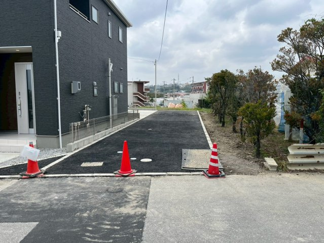 リーブルガーデンうるま市高江洲 新築一戸建て（分譲住宅・建売）の前面道路含む現地写真