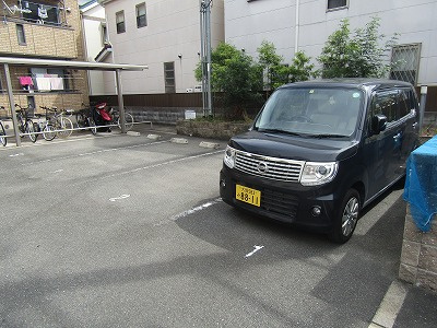 茨木市橋の内３丁目のアパートの駐車場