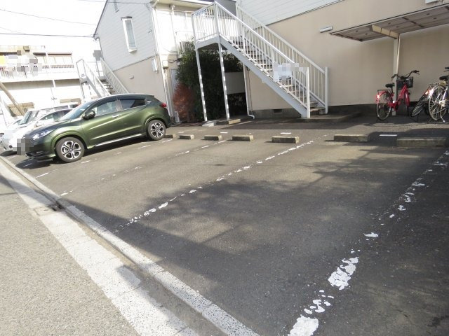 コスモプラザBの駐車場