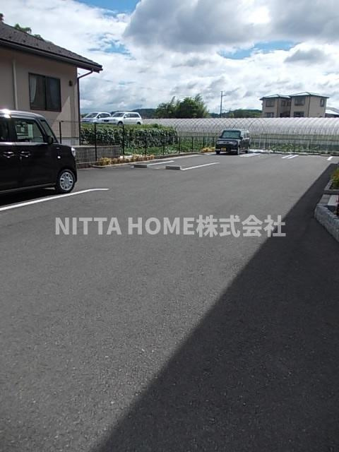 豊岡市大磯のアパートの駐車場|敷地内に駐車場も完備◎
