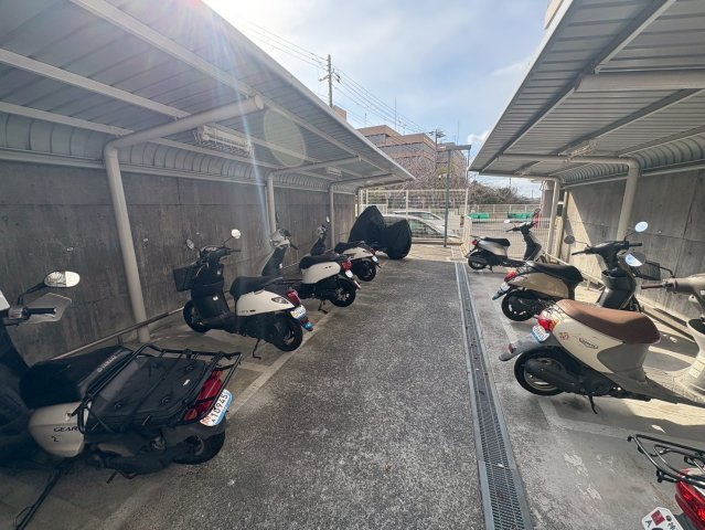 ウインヒルズジェームス山 の駐輪場