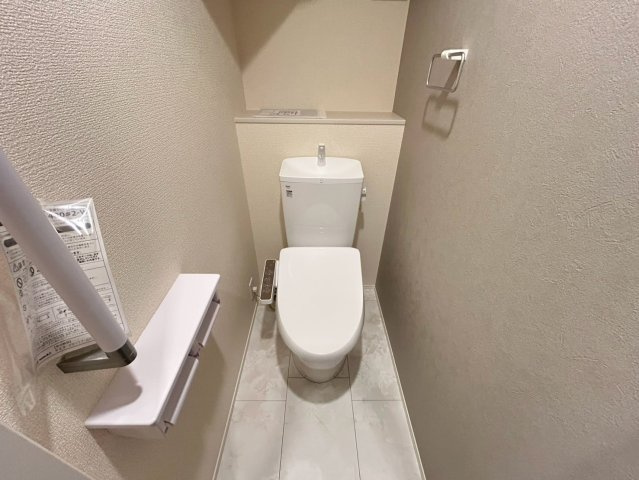 リーブルガーデン　江南市鹿子島町第四　全3区画分譲のトイレ|超表面平滑加工とイオンパワーの「セフィオンテクト」加工で、汚れが付きにくく落ちやすい仕様で清潔です。
便器にフチがないので汚れが隠れて見えない部分がありません。お手入れがとってもラクラクです。