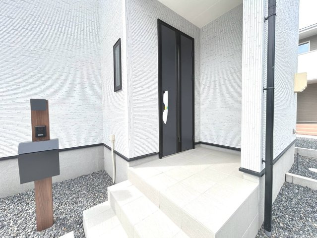 リーブルガーデン　江南市鹿子島町第四　全3区画分譲の玄関|【ピッキング防止機能付き玄関ドア錠】玄関ドアの鍵は上下に２つあり、内側の下段は脱着サムターンキー。
鍵を不正に開錠されても、もう１つの鍵でピッキングを防ぎます。防犯性の高い仕様になっています。