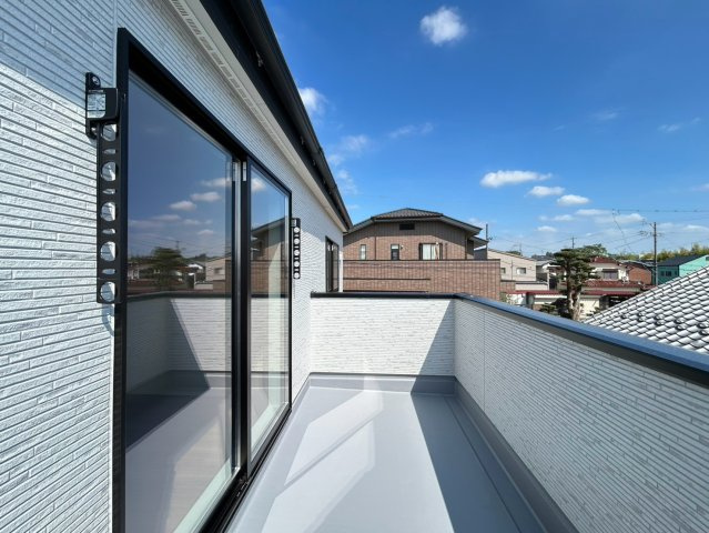 リーブルガーデン　江南市鹿子島町第四　全3区画分譲のバルコニー|バルコニーは南向きで洗濯物もよく乾きます！強度と表面積硬度を持つFPRで防水しています。