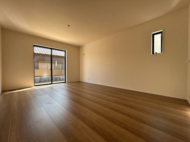 リーブルガーデン　江南市鹿子島町第四　全3区画分譲の居間・リビング|明るい日差しをふんだんに取り込んだリビングダイニングは家族の笑顔につつまれた素敵な空間になります。
一建設の家は精度が高く丈夫な工法を採用し、「住宅トップランナー基準」に対応しています。
