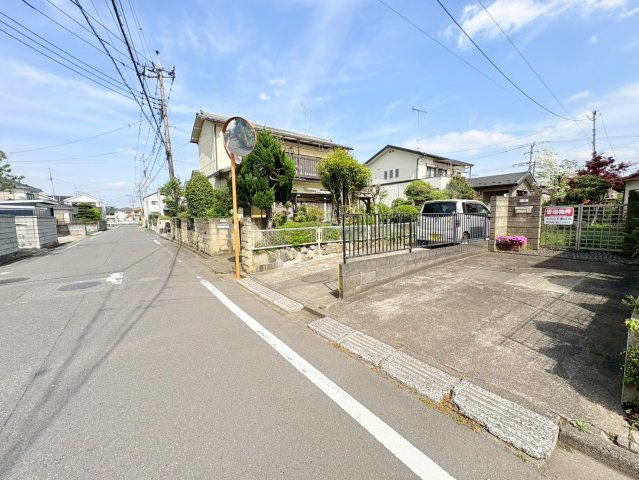 坂戸市芦山町　建築条件なし売地　東武東上線『北坂戸駅』徒歩10分　【片柳小学区】の前面道路含む現地写真