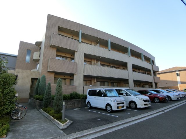 ファミーユ千里丘の駐車場