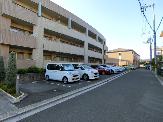ファミーユ千里丘の周辺