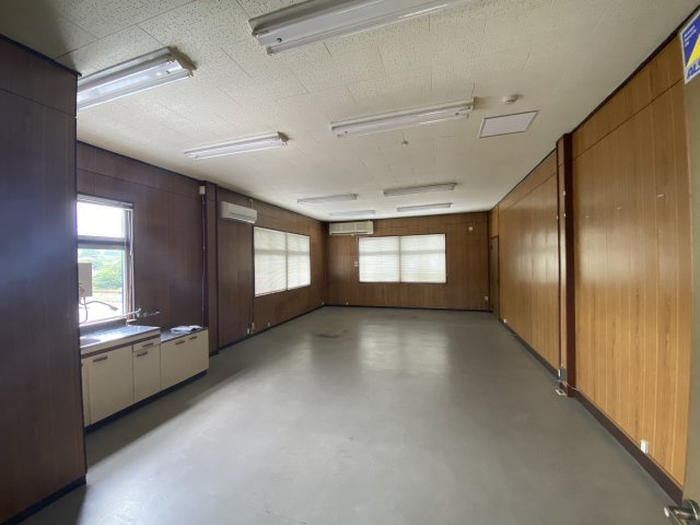 有限会社　まなびやビルの洋室
