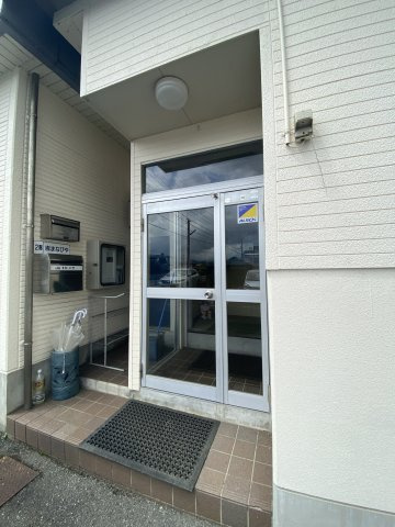 有限会社　まなびやビルのエントランス