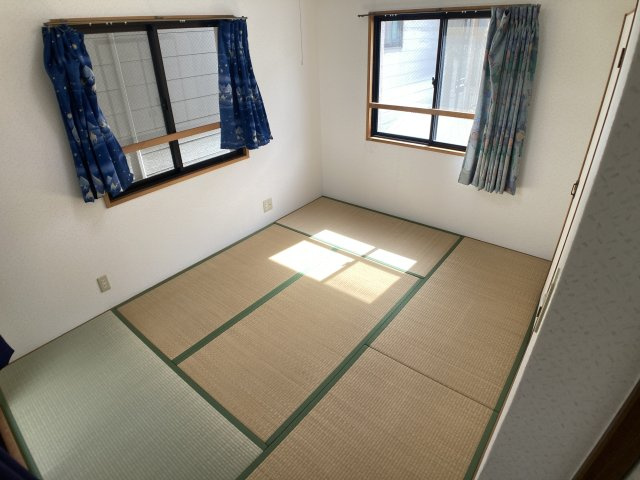 エーデルハイム藤井マンションの内装|3方向に窓が有り、風通しも良好な室内