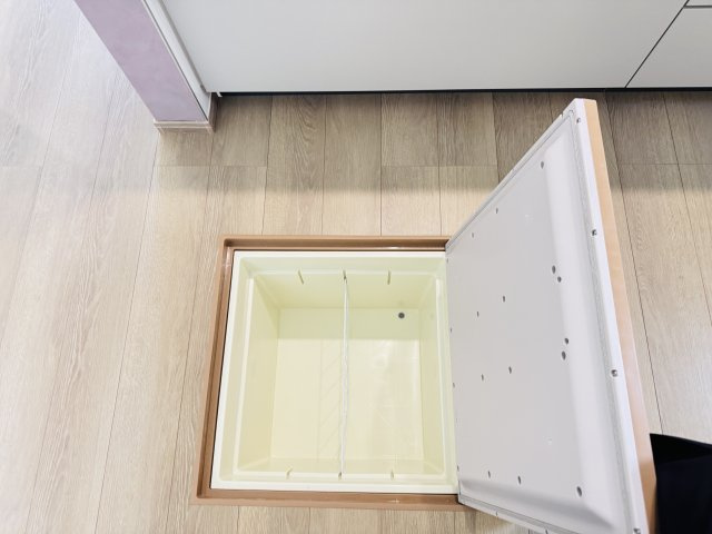 松戸市秋山新築戸建のキッチン|キッチン床下収納