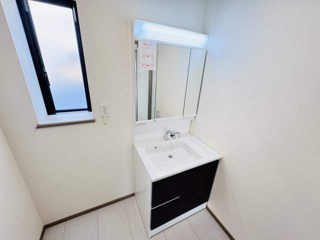 松戸市秋山新築戸建の独立洗面台|シャワーヘッド付き三面鏡洗面化粧台