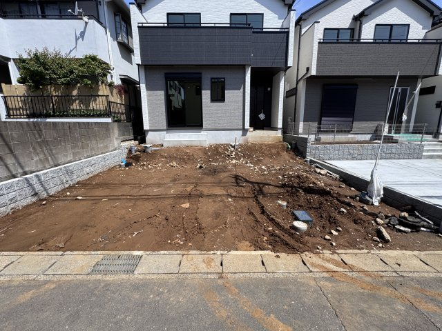 松戸市秋山新築戸建の駐車場|A号棟駐車スペース・並列2台駐車可（4月28日撮影）
