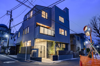 【外観】 | 目黒区柿の木坂に佇む、洗練されたデザイン住宅。4LDKのゆとりある住空間は、204平米超の広さを誇ります。高台の開放感と、緑道に寄り添う穏やかな環境が、ご家族の日常に安らぎと充足感をもたらします。