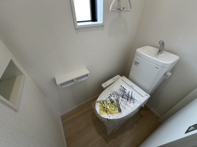 明石市大久保町谷八木新築戸建５号棟のトイレ