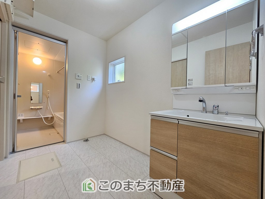 LiveleGarden.S第1栃木都賀町平川の洗面所|シャンプードレッサーで朝の身支度♪伸びるホースでお掃除も簡単清潔です！