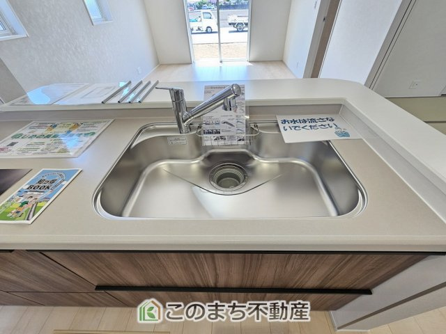 LiveleGarden.S第1栃木都賀町平川のキッチン|ビルトイン型浄水器を内蔵したキッチン水栓。お米を研いだり、野菜を洗ったりするときなど用途に応じてワンタッチで浄水に切り替えが可能です。カートリッジ式なので、フィルターを簡単に交換する事が出来ます。