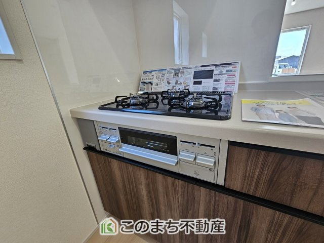 LiveleGarden.S第1栃木都賀町平川のキッチン|三ツ口コンロ採用で、同時調理もスムーズ◎！お料理を並べられるカウンター付きで、配膳・片付けをサポート！リビングで過ごすご家族とコミュニケーションを楽しみながら作業可能です♪