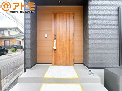 【玄関】 | 沼津市東沢田　新築一戸建て　1号棟 | 落ち着いた色合いの玄関はダブルロックで防犯性に優れた仕様になっています♪