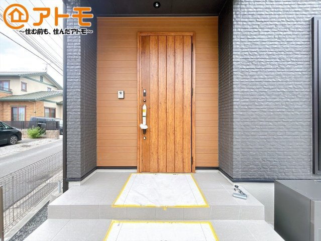 【玄関】 | 沼津市東沢田　新築一戸建て　1号棟 | 落ち着いた色合いの玄関はダブルロックで防犯性に優れた仕様になっています♪