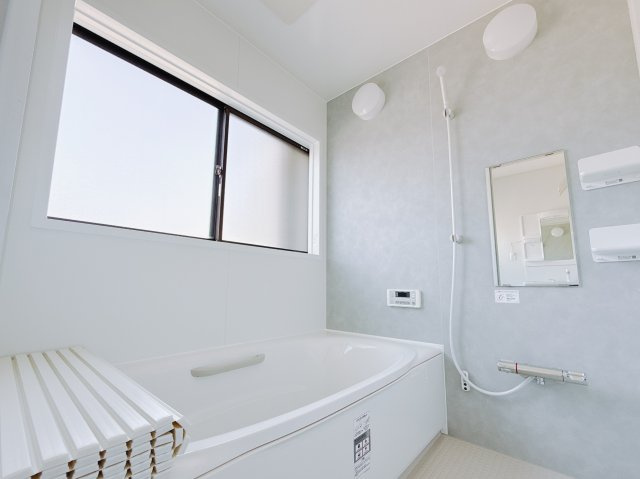 【中古戸建】高崎市浜川町の浴室|■浴室｜デザイン性に優れた浴室♪1日の疲れを癒す、ゆったりとしたバスタイムをぜひお過ごしください(*＾＾*)大きな窓付きで嬉しい♪