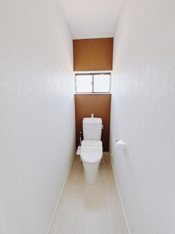 【中古戸建】高崎市浜川町のトイレ|■トイレ｜1階、2階にもトイレをご用意しております♪窓付きなので常に換気もでき、綺麗保てます♪