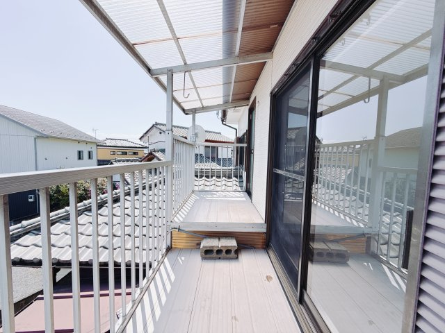 【中古戸建】高崎市浜川町のバルコニー|■バルコニー｜共働きのご家庭に嬉しい屋根付きバルコニー！急に雨が降ってきても安心です