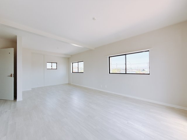 【中古戸建】高崎市浜川町の寝室|■主寝室｜広い寝室ならインテリアも自由自在にお楽しみいただけます♪お外から帰ってきた後は寝室でゆっくり自分の時間をお過ごしください。