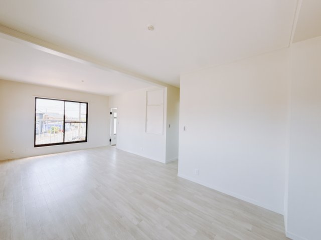【中古戸建】高崎市浜川町の寝室|■主寝室｜ダブルベッドを置いても充分な広さを2Ｆのお部屋に設けております。お子様と家族みんなで寝るのも夢じゃありません♪窓からは光が差し込むので日中でも明るいお部屋です。