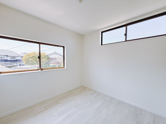 【中古戸建】高崎市浜川町の洋室|■2階洋室｜2面採光で明るい2階の洋室。全部屋フローリングなので、お掃除がしやすいです♪大きな収納もあって嬉しい！