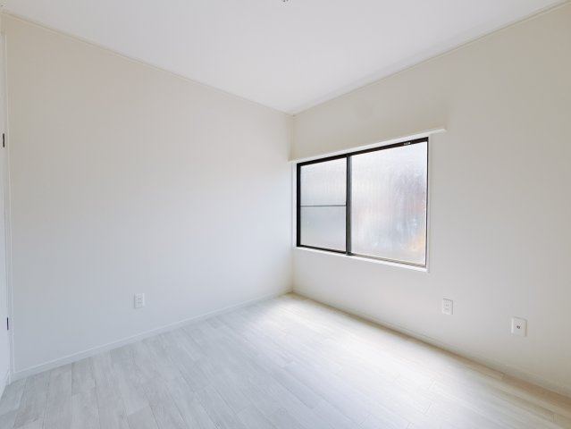 【中古戸建】高崎市浜川町の洋室|■2階洋室｜2階洋室には大きな窓をご用意しています。日中はあたたかな日差し差し込み自分時間も充実できますね＾＾