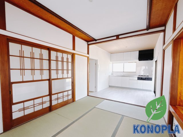 【中古戸建】高崎市浜川町の居間・リビング|■リビング｜落ち着きのある表情を見せるリビングダイニング。太陽の光がたっぷり差し込むリビングは、自然とご家族が集まる居心地の良い空間です。