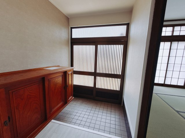【中古戸建】高崎市浜川町の玄関|■玄関｜毎日の「いってらっしゃい」や「お帰りなさい」を大切なご家族と過ごす玄関は〈使いやすさ〉を追求しております。玄関横の物入は急な来客時でもさっとお片付けできるスペースを確保しています。
