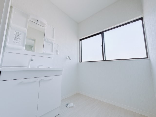【中古戸建】高崎市浜川町の独立洗面台|■洗面室｜ゆとりのある洗面脱衣室ではお子様と並んで歯磨きもできるので一緒に成長を楽しめます♪ひろびろとした洗面室で、朝の準備も楽しくなります☆.*