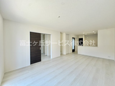 【居間・リビング】 | 豊川市幸町 2期 新築一戸建て 3号棟 | ＬＤＫです