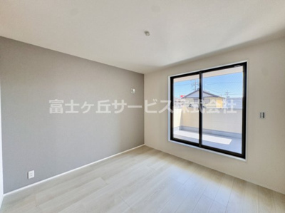【寝室】 | 豊川市幸町 2期 新築一戸建て 3号棟 | 落ち着いて過ごせるお部屋なので、寝室にいかがでしょうか
