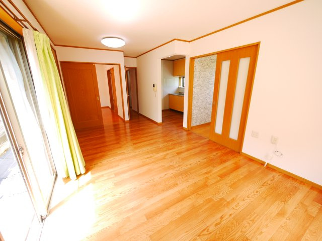 東金市南上宿　中古戸建の居間・リビング|オール電化 IH エコキュート JR東金線東金駅徒歩約14分 平成17年9月築 駐車2台可本下水 
