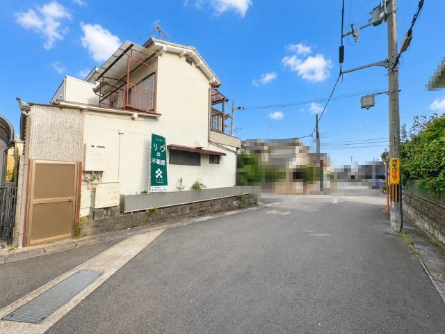 長岡京市今里彦林の前面道路含む現地写真|周辺にコンビニ・ドラッグストアがあり、お買い物に便利です。