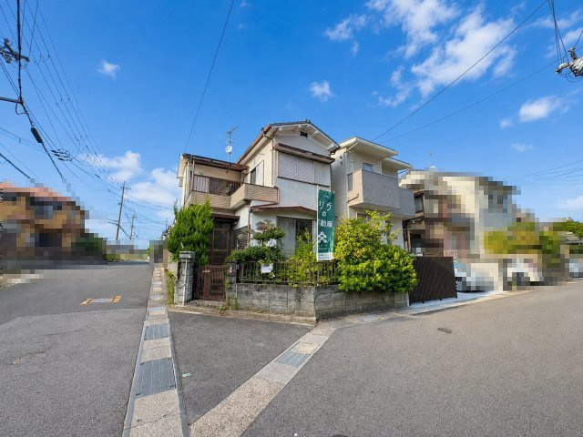 長岡京市今里彦林の前面道路含む現地写真|解体更地渡し予定のため、解体費用の負担を抑えられます。