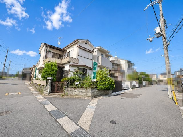 長岡京市今里彦林の前面道路含む現地写真|二方向が道路に面し、日当たり・通風良好です！