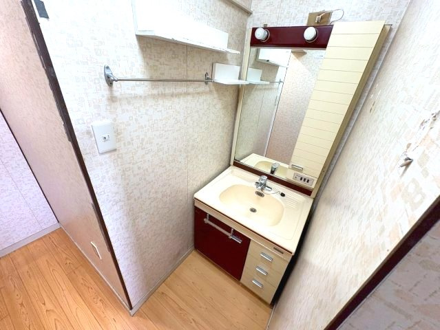 三日市町貸家の洗面所