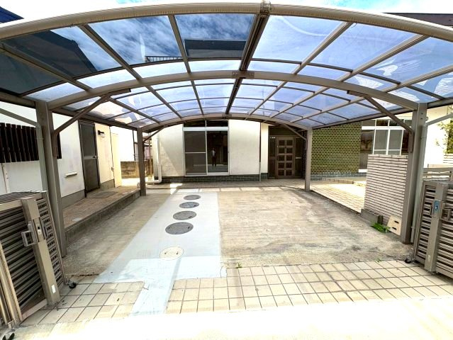 三日市町貸家の駐車場