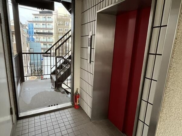 白岩ビルのロビー