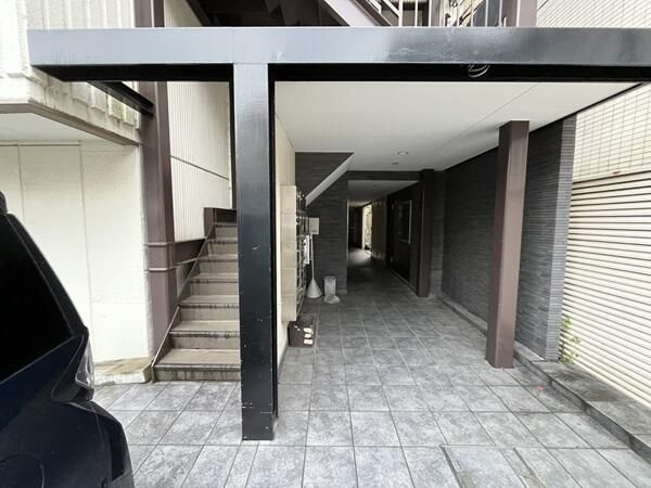 白岩ビルのエントランス