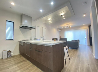 【キッチン】 | 西淀川区中島１丁目中古戸建 | 圧迫感の無い対面式システムキッチンです♪明るく快適です！食器洗い乾燥機付きで食後の後片付けはお任せですね！！