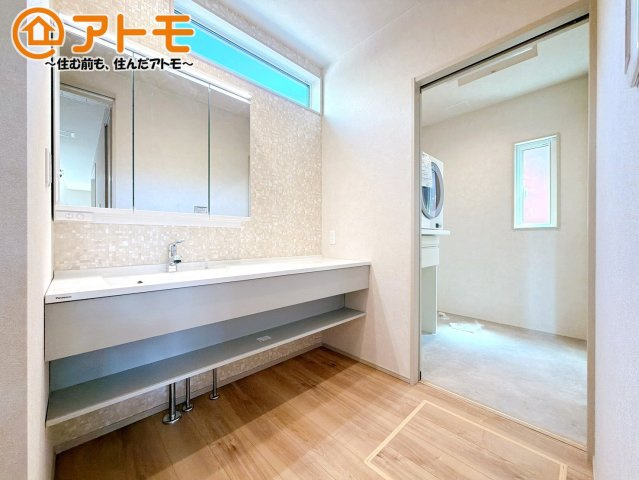 【独立洗面台】 | 沼津市東沢田　新築一戸建て　2号棟 | 三面鏡にハンドシャワー付き、使いやすい洗面台♪洗面台横にランドリーコーナーもゆったり♪